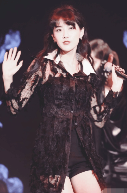 22岁李艺彤穿黑色蕾丝热舞, 网友的目光被"三角区"吸引!