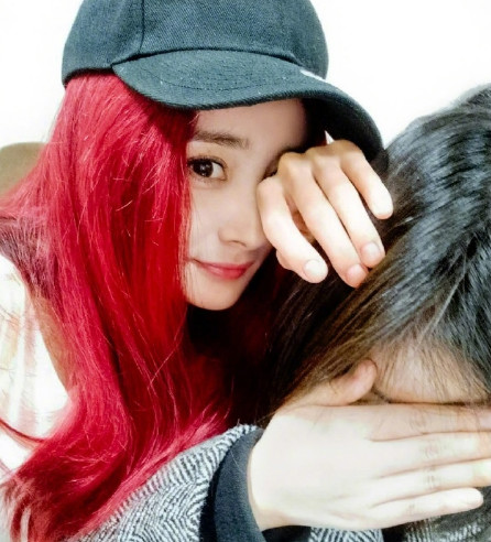 杨幂晒与好友自拍,大红发色调皮可人,美得像精灵!