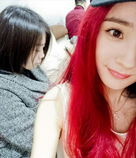 杨幂晒与好友自拍,大红发色调皮可人,美得像精灵!