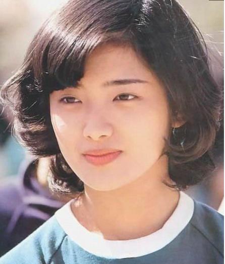 59岁山口百惠一家近照三浦友和她都老了两个儿子颜值很高