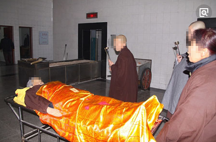 老母亲去世,殡仪馆让签火化手续,签完后发生诡异一幕!