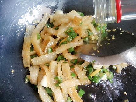 这样炒炸猪皮,口感q弹,香辣开胃,下饭没商量,常吃润肤养颜