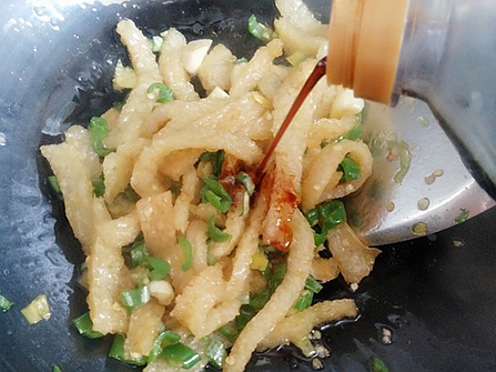 这样炒炸猪皮,口感q弹,香辣开胃,下饭没商量,常吃润肤养颜