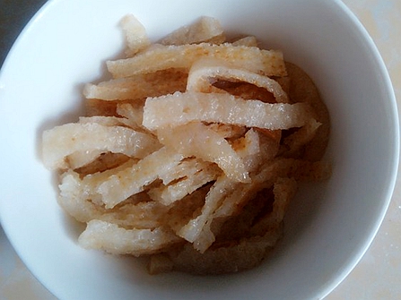 这样炒炸猪皮,口感q弹,香辣开胃,下饭没商量,常吃润肤养颜