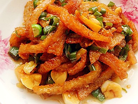 这样炒炸猪皮,口感q弹,香辣开胃,下饭没商量,常吃润肤养颜