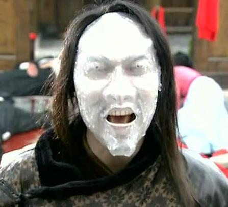 7张经典照片法海搂着白娘子雕兄摘下了面具周星驰牵黄圣依