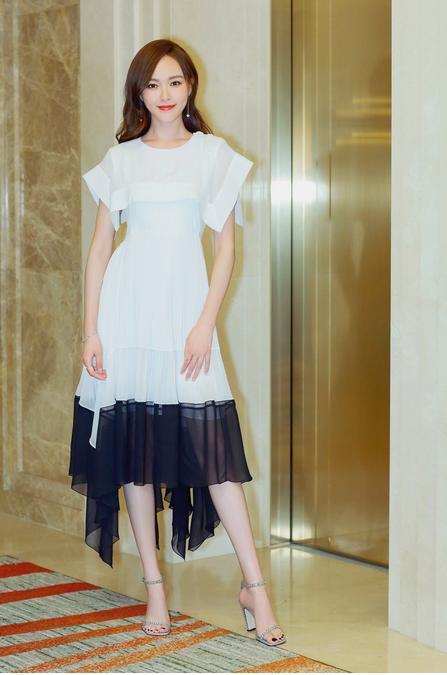 唐嫣现身机场太辣眼!外套穿的像瓷砖,网友:跟罗晋越来越不配了