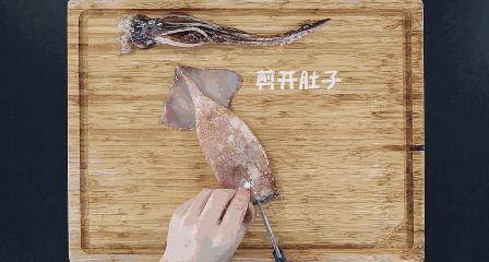 今天就来教你4种常见海鲜的清洗方法~ 【洗鱿鱼】 摘掉头,剪黄色粘眄
