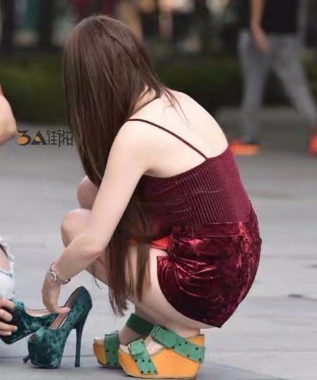 街拍小姐姐当街弯腰下蹲全然不知已走光看懵路人