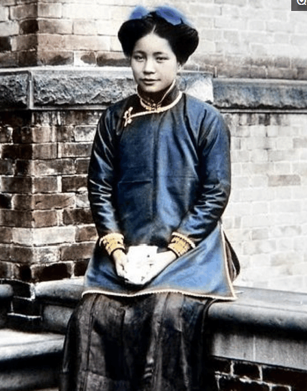 直击: 清朝珍贵上色老照片, 宫女出街照片, 图3女子很美艳!