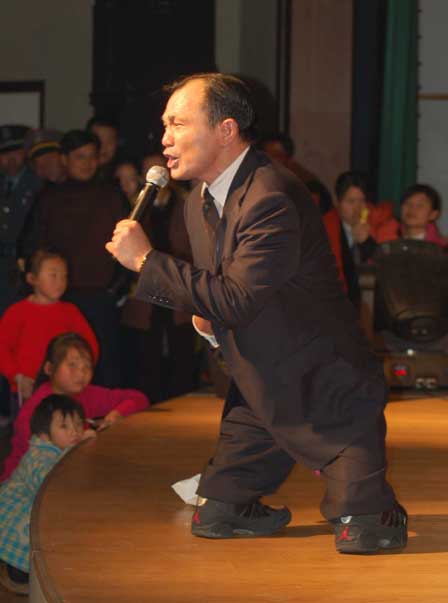 他曾是"亚洲赌圣",因出千被废,重出江湖声名大噪