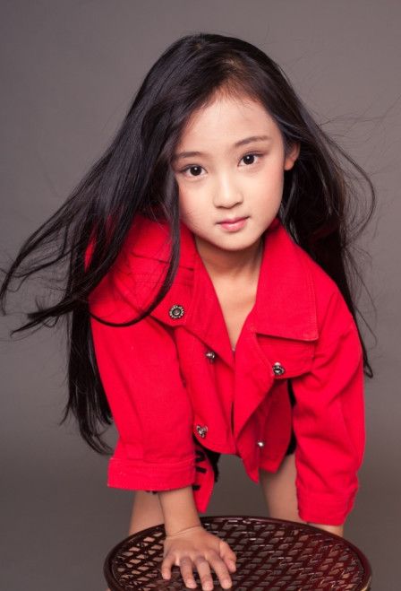 7岁张婉儿拍性感写真惹争议,网友喊话薛之谦:管管你"女儿"!