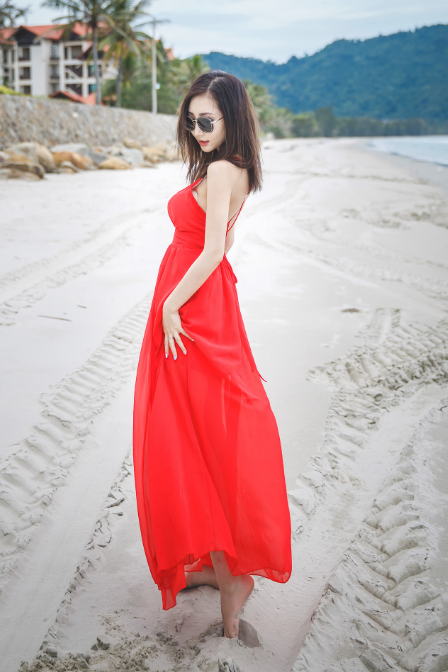 翩翩沙滩红衣美女是你梦中情人不