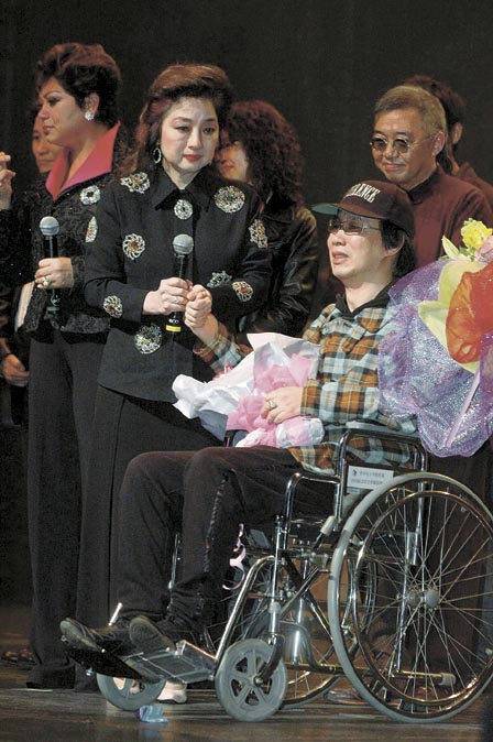 20岁百万豪车代步!如今因车祸孤身坐轮椅!