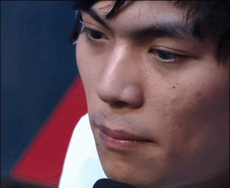 lgd上单jinoo掏出锐雯制裁阿光, 被单杀后阿光的这个表情扎心了