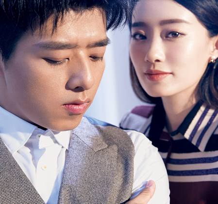 喜剧新星张小斐美照正经起来看着还真不习惯特别是和他合影