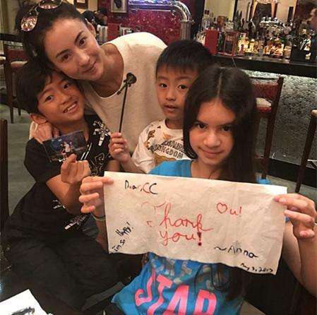 张柏芝累到吃饭睡着,儿子lucas帮妈妈剔牙超暖心