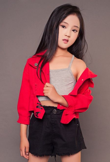 7岁张婉儿拍性感写真惹争议,网友喊话薛之谦:管管你"女儿!