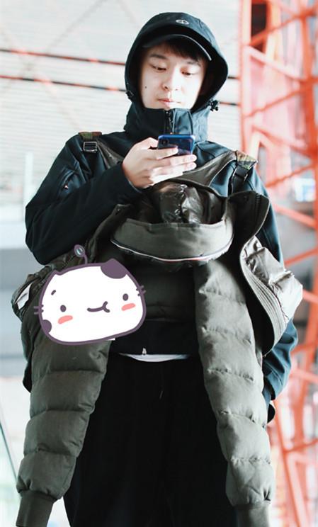 董子健到机场看不懂他这个衣服是怎么穿的