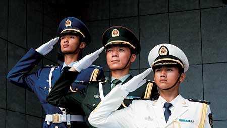 自从抖音男神费启鸣摘掉眼镜上快乐大本营,网