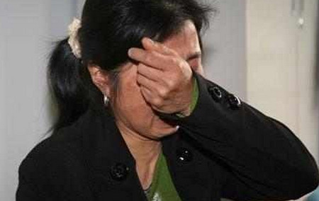 妈妈工厂打工,小孩打赏网络主播万元,母亲哭晕