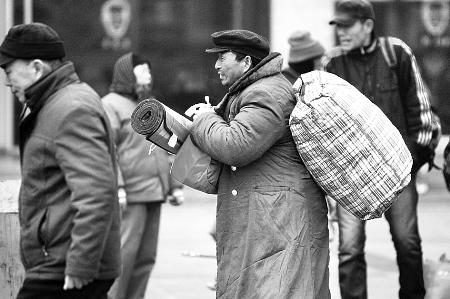 怎么才能守卫好农民工的工资 保障拿着工资回家过年