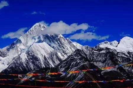 贡嘎山主峰海拔7556米,是四川的最高峰,被称为"蜀山之王".