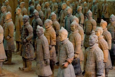 十年前 一个兵马俑 活 了过来 被警察带走 十年后 再次归来