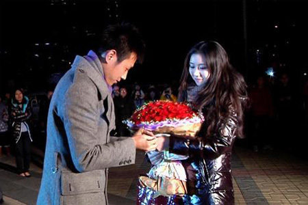 招远小伙广场求婚,引数百人围观