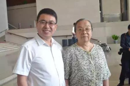 81岁李明启全家近况因容嬷嬷被骂20年儿子是大律师