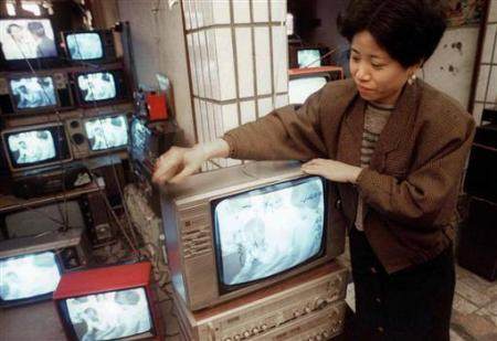 90年代北京老照片:电视在90年代初期,还不是一般家庭能买的起的,普及