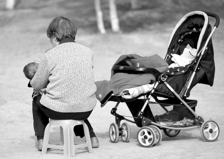 我爸刚去世我妈便改嫁,我恨她十年,奶奶临终前说出一事,我泪崩|样子