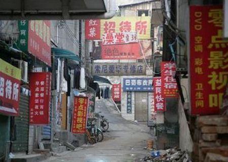 贵州民族大学"堕落街": 周末上千男性涌来, 订房要提前两天