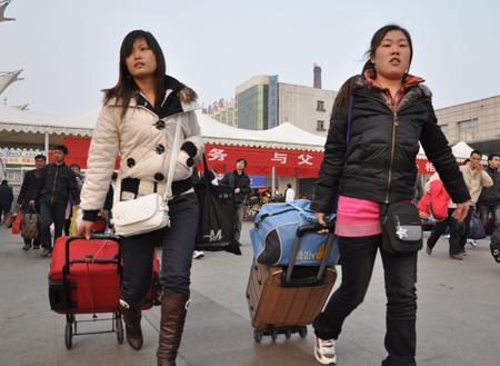 富士康打工妹生活十分艰辛,过年却不想回家,真相让人感到心疼