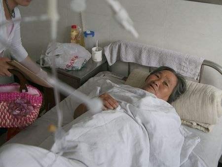 老太太住院儿媳不照顾, 竟有人开车带走老太, 儿媳悔的不行