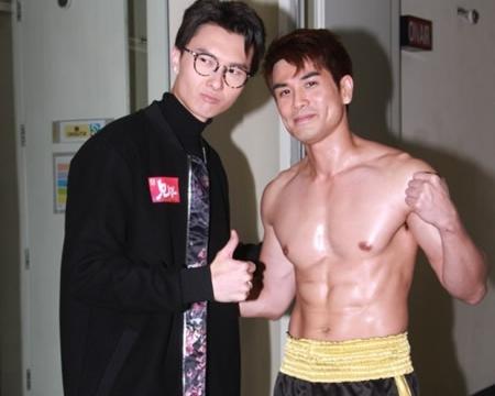 伍允龙拍TVB新剧《兄弟》半裸晒爆肌 王浩信站旁边变奀仔|伍允龙|王浩信|新剧_新浪新闻