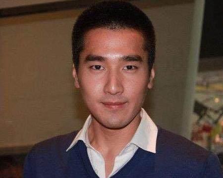 赵又廷在《三生三世十里桃花》里的长发及腰,现在看到他这款寸头发型