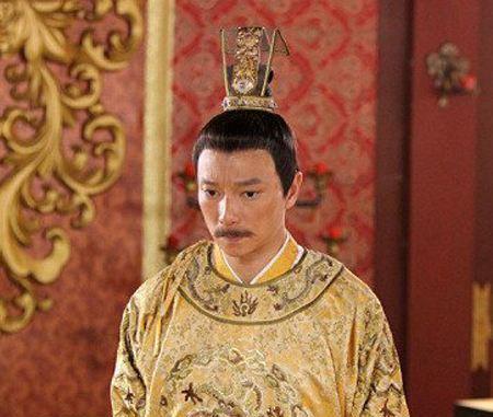 由于李显庸弱无能,即皇帝位后,尊武则天为皇太后.