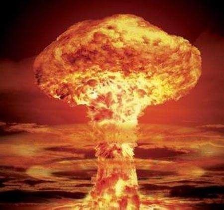 中国第一颗核弹研制成功,为何此国反应如此奇怪?真相让人好笑