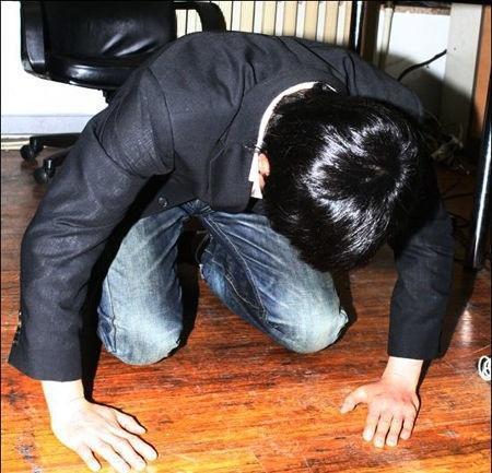 我回家看望母亲继父却拦住不让我进房门我闯入后跪倒在地