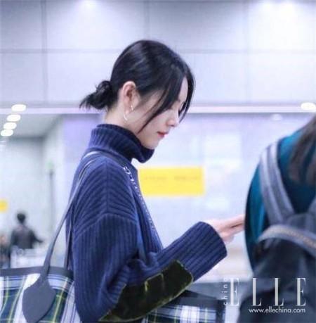 维秘秀场上气场全开的刘雯,低扎丸子头竟可以如此温婉!