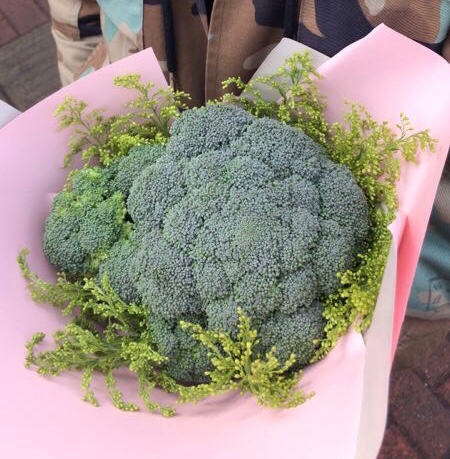 特殊的礼物四川高校男生女生节送女友西兰花
