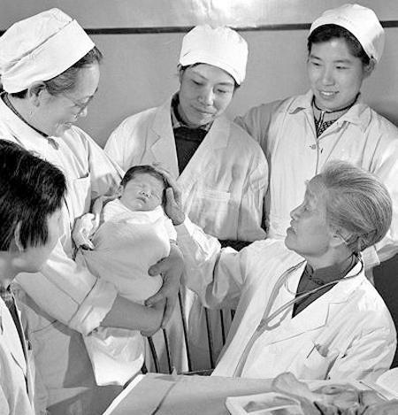 她是中国妇产科奠基人,一生接生5万多名婴儿,自己却终身未婚!_新浪新闻