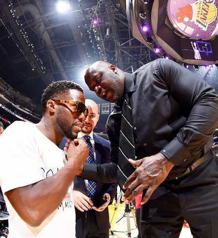 奥尼尔发布自己和凯文-哈特在昨日比赛现场的合影