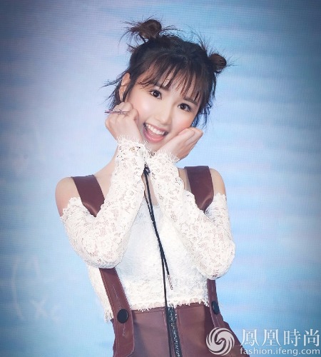 学angelababy梳哪吒头秒变二次元少女