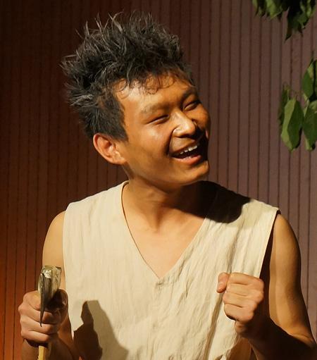 村里有个傻子,干活不要钱,并声称村民救了他的命