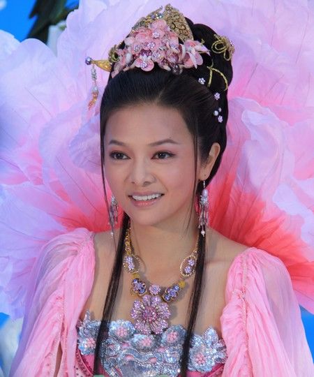 虽然演艺事来不太顺利,但文清的感情生活非常如意,她的老公王晓斋是一