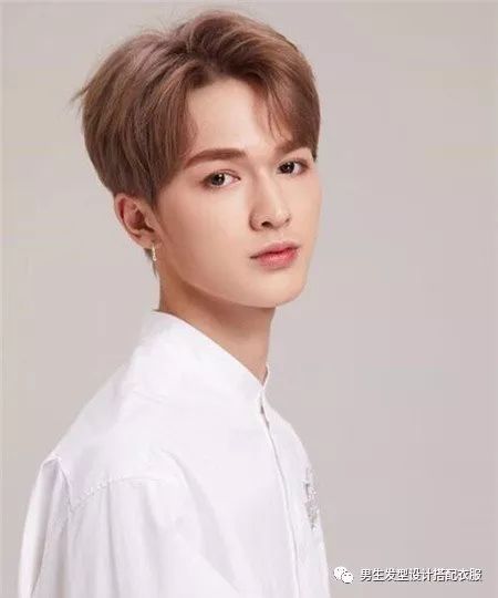 男生中分心形刘海发型,范丞丞高贵时髦,王子异清爽有男人味!