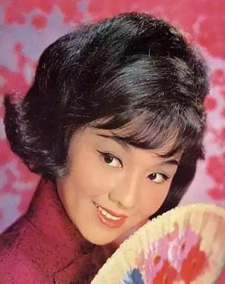 邵氏李菁22日惊传暴毙家中,享寿69岁,1965年5月李菁以影片《鱼美人》