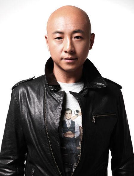 他歌坛地位不输汪峰,为了拍戏退出超级组合,今只能当配角演反派